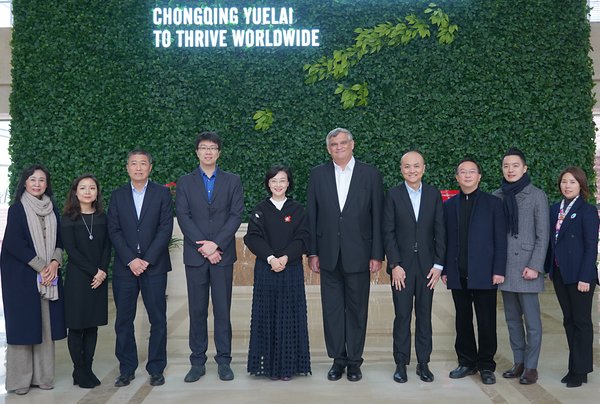 Robbert van der Maas, President of Artyzen Hospitality Group (centre right) and Wang Jumeng, Chairman of Chongqing Yuelai Investment Group (centre left) signed a hotel management agreement for Artyzen Habitat Yuelai Chongqing.