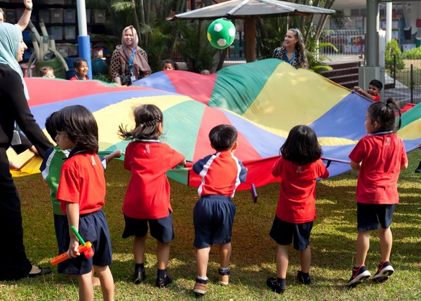 孩子们可以室内室外自由活动，他们可以尽情地探索和玩耍。
