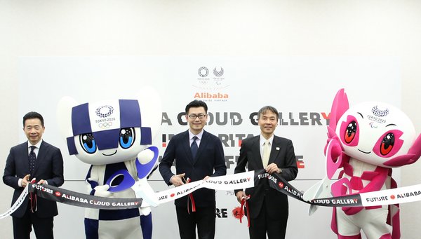 The attending guests cut the ribbon to unveil the Alibaba Cloud Gallery at the media conference. (From Left) Satoshi Okada, Alibaba Group Vice President and Alibaba Japan COO; Miraitowa, Tokyo2020 Olympic Mascot; Chris Tung, Alibaba Group Chief Marketing Officer; Masaaki Komiya, Vice Director General of the Tokyo Organising Committee of the Olympic and Paralympic Games; Someity, Tokyo2020 Paralympic Mascot