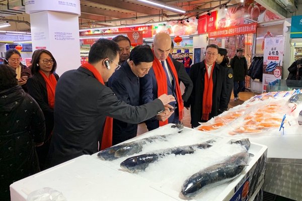 图一： 国家市场监管总局局长肖亚庆参观麦德龙北京万泉河商场
