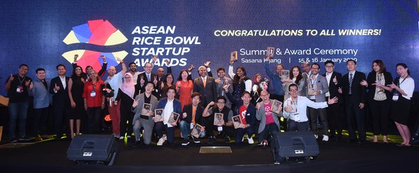 ASEAN Rice Bowl Startup Awards 2019 winners with YB Datuk Wira Dr. Mohd Hatta Md Ramli, Deputy Minister of Entrepreneur Development (MED), Hamdi Mokhtar, Chairman of New Entrepreneurs Foundation (myNEF) and Rice Bowl partners; Bank Negara, MaGIC, DigitalEdu.today, Global Startup Awards, DigitalOcean, MDeC, Cradle, SuppaGood, Sparadise and represent