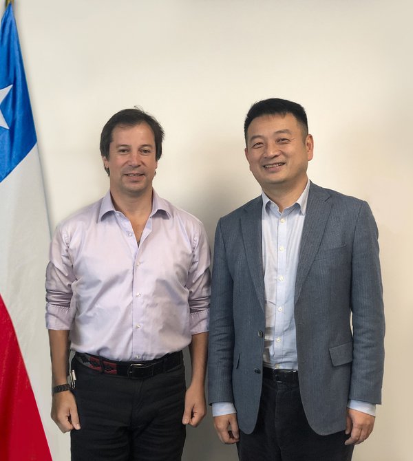 Trip.com Group Chairman James Liang (right) meets with Chile Minister of Economy, Development and Tourism Lucas Palacios Covarrubias (left).