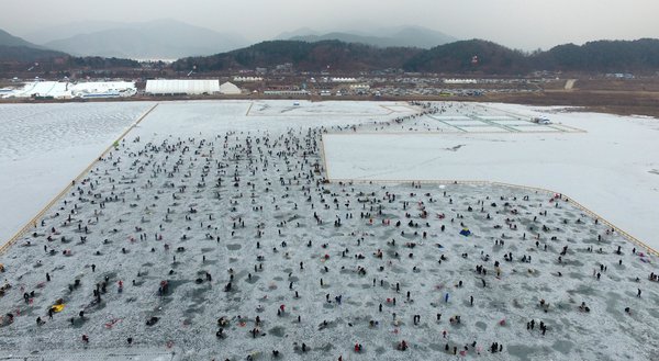 这张资料照片显示，2020年仁济冰鱼节于2020年1月18日在位于首尔东北部165公里处的仁济举行。本届冰鱼节在当天开幕，并将于2月2日闭幕。
