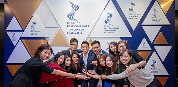 在陳振宇帶領下，香港寬頻人才關顧團隊憑藉集團創新的人才發展及關顧措施，屢獲多項國際殊榮。圖為人才關顧團隊獲得HR Asia Awards 2019的亞洲最佳企業僱主獎後，共同慶祝的興奮時刻。