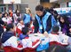 邓超作为壹基金志愿者代表来到南昌县八一乡大昌小学，为孩子们发放温暖包，抵御寒冷。