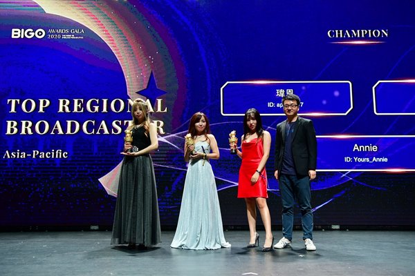 臺灣獲獎者瑋恩（左）與其他亞太地區獲獎者一起在新加坡舉行的2020年BIGO Gala頒獎典禮上領獎。