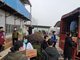 2月3日上午，拼多多捐赠的蔬菜水果已经运至黄冈、襄阳等6市的13家医院，当地志愿者机构蓝天救援队与拼多多的工作人员在参与搬卸。