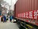 2月3日上午，拼多多捐赠的蔬菜水果已经运至黄冈、襄阳等6市的13家医院，当地志愿者机构蓝天救援队与拼多多的工作人员在参与搬卸。