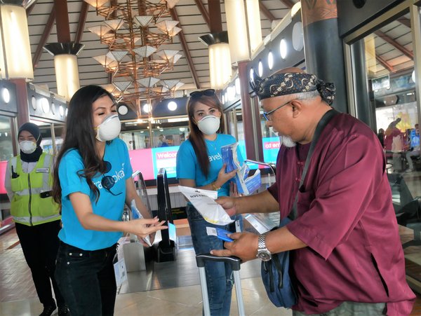 The Traveloka Team was distributing N95 masks to international passengers in the boarding room at Terminal 2F of Soekarno-Hatta International Airport.