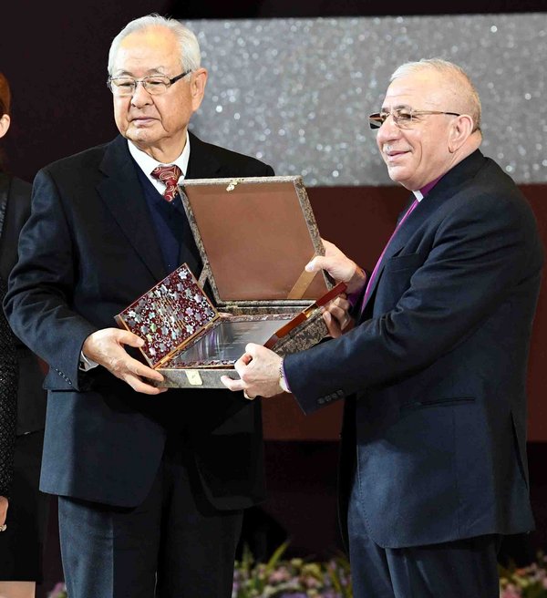 Chairman Hong awarding the plaque to the International Honorary President of Religions for Peace Bishop Younan.