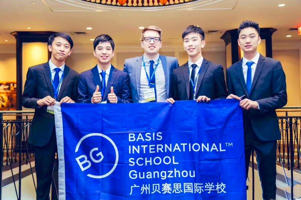 广州贝赛思国际学校4名9年级学生在纽约取得全美经济学挑战赛（NEC）冠军后与学校带队老师合影