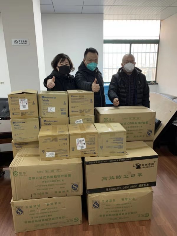 上海外服武汉公司向武汉市汉江区政府捐赠防疫物资。