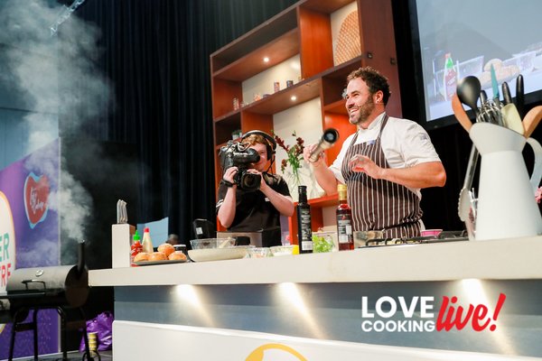 Chef Miguel Maestre wows the audience live on stage at Love Cooking Live!