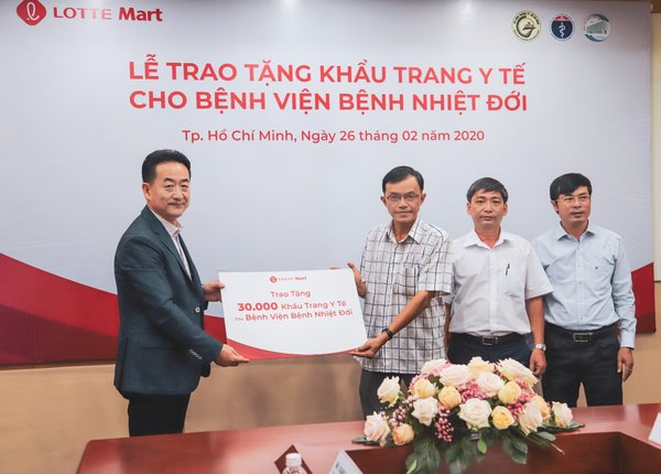 Mr. Kang Min Ho, General Director of LOTTE Mart Vietnam, donates medical masks to the Hospital for Tropical Diseases in Ho Chi Minh City.