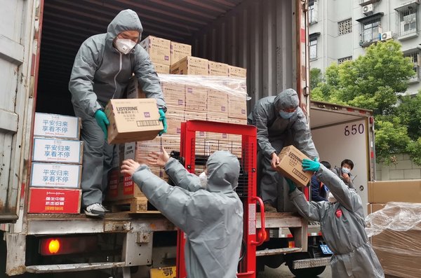 强生消费品和强生安视优捐赠的产品抵达武汉定点医院