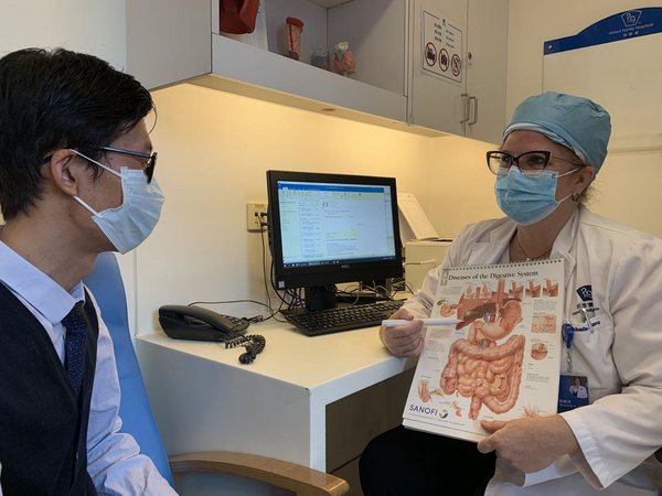 疫情期间，北京和睦家医院大外科副主任飒美诗医生坚守在门诊和手术一线。
