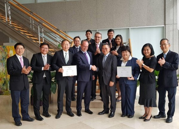 Gavin Adda, CEO of Total Solar Distributed Generation Southeast Asia (4th from front left), Vasit Taepaisitphongse, CEO and President of Betagro Group (4th from front right) with management teams; photo taken after contract signing.