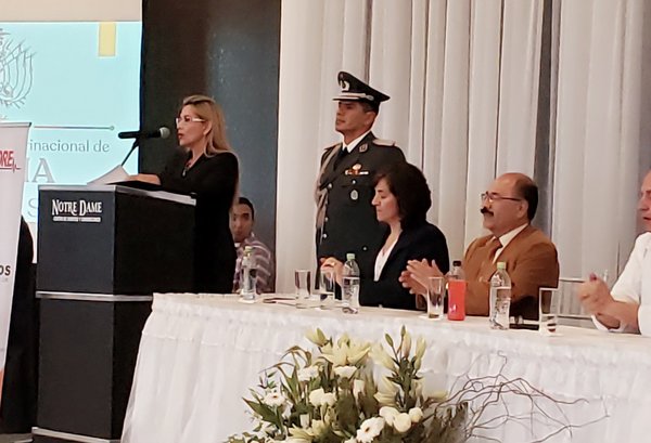 玻利维亚临时总统珍尼娜-阿涅斯发表讲话