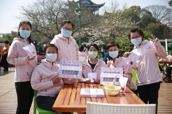 3月18，晴川阁，趁着换班调休，良品铺子为援汉江苏和山西医疗队医护人员送上精心准备春季出游零食。