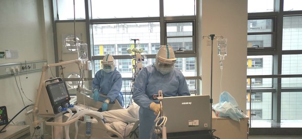 华中科技大学附属同济医院在ICU病房进行超声检查