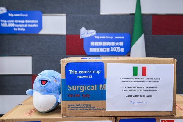 Trip.com Group donated surgical masks to various countries with words of encouragement.