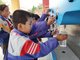 净水计划在甘肃省临夏回族自治州临夏县前石小学，小朋友们在有序的排队喝水。