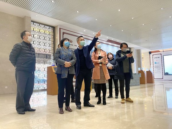 周俊杰总裁向袁园副区长（左2）介绍公司疫情防控及经营发展情况