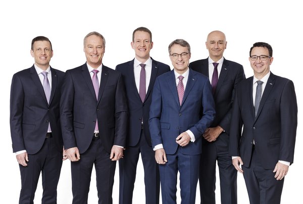 From left to right: Alexander Tonn, Managing Director European Logistics Germany (from 1/1 2021 COO Road Logistics), Michael Schilling, COO Road Logistics; Burkhard Eling, CFO (from 1/1/2021 CEO); Bernhard Simon, CEO; Edoardo Podestà, COO Air & Sea Logistics; Stefan Hohm, Corporate Director Corporate Solutions, Research & Development (from 1/1/2021 CDO)
