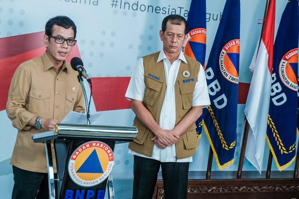 （左起）印尼旅游与创意经济部部长Wishnutama Kusubandio（维斯努达玛-古素班迪奥）和新冠肺炎疫情防控工作小组组长Doni Monardo。