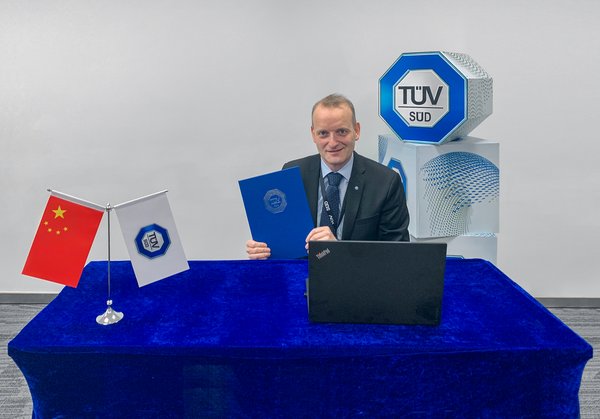 TUV南德大中华区交通服务部总监Dirk Hinzpeter作为机构代表出席本次云签约