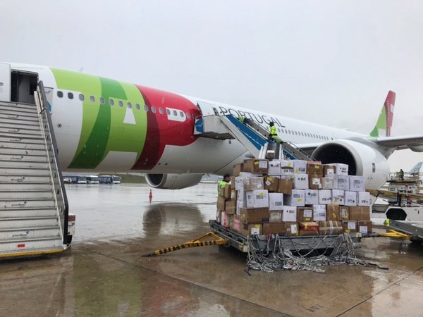 A chartered flight carrying over one million pieces of medical supplies weighing over 120,000 tons from Shanghai landed at Lisbon Airport