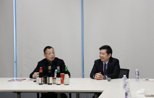 鲍炳章书记（左）与刘云腾副总裁分享抗疫要点