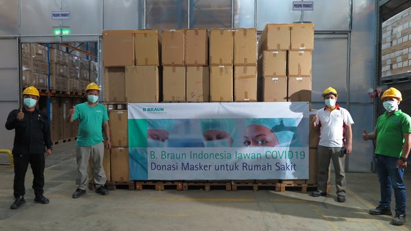 The team's ready to deliver the mask donation (03/04) from the warehouse to the destination hospital directly.