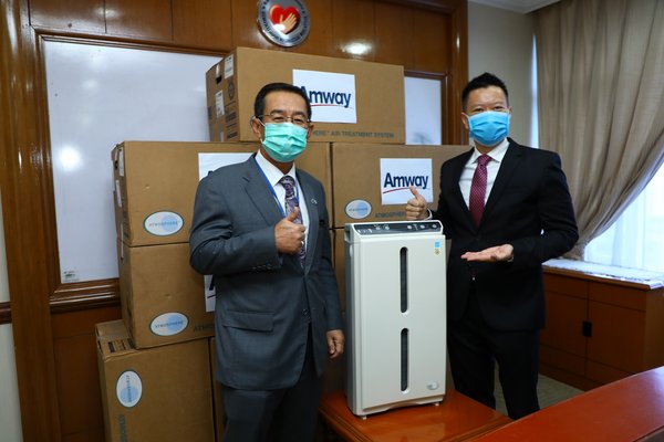 L-R Ministry of Health Secretary General Datuk Seri Dr Chen Chaw Min receiving Atmosphere units from Mr Mike Duong Managing Director of Malaysia, Singapore and Brunei