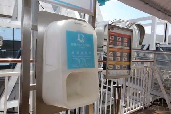 星梦邮轮公共区域出入口均配备消毒洗手液
