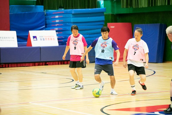 安盛慈善基金與香港中華基督教青年會自2018年起攜手推廣「健步足球」（Walking Football）計劃。在安盛慈善基金的全力支持下，「健步足球」計劃的受惠人數超過3,000人次，過去兩年亦舉辦了超過195場比賽。