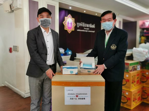 Prof Pronchai Simaroj M.D., Assistant Dean for Special Affairs of Mahidol University (Right) and Mr Leo Zheng, Thai Country Manager of Bigo Live (Left) donates masks to the Ramathibodi Foundation.