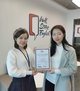 华尔街英语深圳VVIP中教老师Sandra为团队成员颁发证书