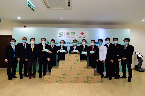 C.P. Group Senior Chairman Dhanin Chearavanont (sixth from left), Chairman Soopakij Chearavanont (fourth from left), and CEO Suphachai Chearavanont (third from left), handed 100,000 masks to the Chulalongkorn Hospital, Thai Red Cross