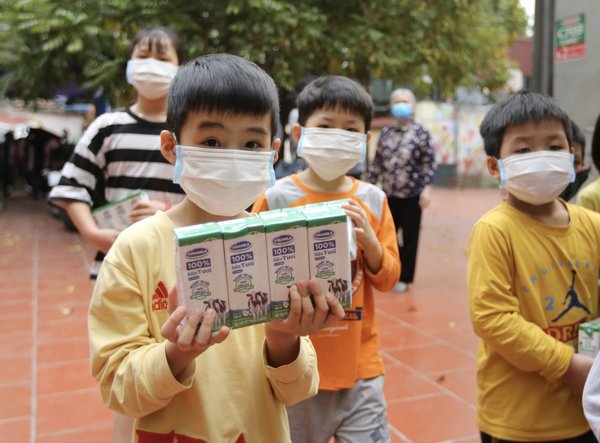 Vinamilk gives out milk and face masks to under-privileged children during COVID-19 pandemic