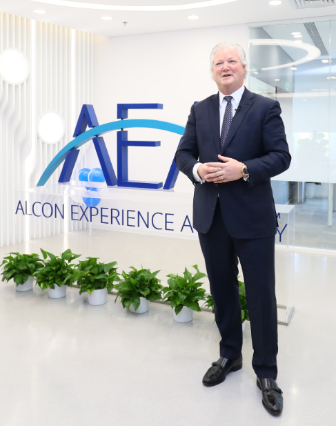 爱尔康（Alcon）全球首席执行官 David J. Endicott先生为北京爱尔康体验中心揭幕