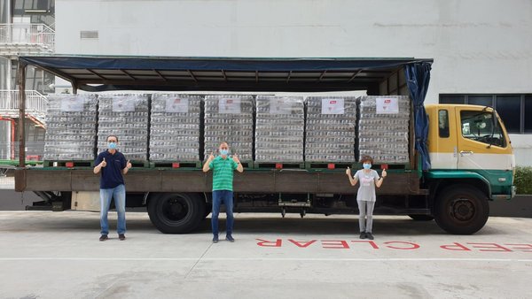 Yeo’s is delivering 75,000 cans of H2O to the Alliance of Guest Workers’ Outreach and 120,000 cans of nutrition drinks to migrant workers receiving treatment at hospitals in Singapore to show support and care. The first batch of drinks has been delivered to the Bright Vision Hospital. This is the latest effort from Yeo’s to support the Singapore community after delivering nutrition drinks to five public hospitals in February 2020.