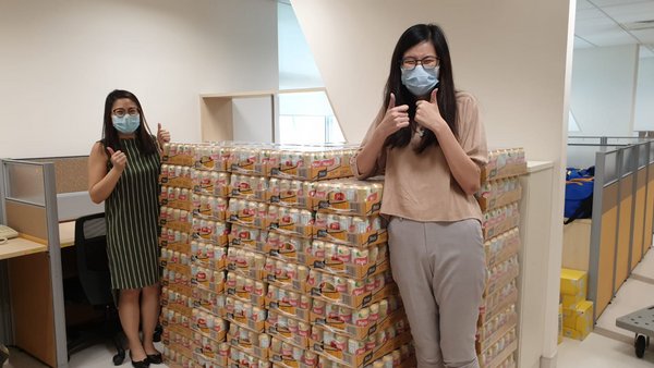 Yeo’s is delivering 75,000 cans of H2O to the Alliance of Guest Workers’ Outreach and 120,000 cans of nutrition drinks to migrant workers receiving treatment at hospitals in Singapore to show support and care. The first batch of drinks have been delivered to the Bright Vision Hospital. This is the latest effort from Yeo’s to support the Singapore community after delivering nutrition drinks to five public hospitals in February 2020.