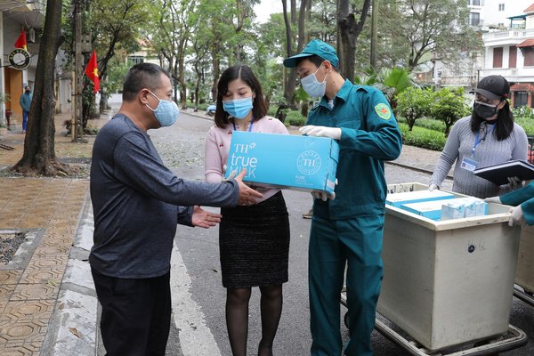 Giving milk to people in quarantined area of Hanoi