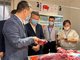 重庆市李波副市长在生鲜肉类销售区听取麦咨达的操作流程