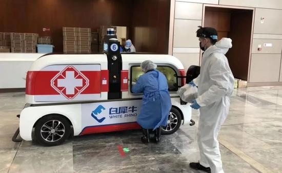疫情期间服务于武汉方舱医院的无接触配送车，车顶搭载禾赛Pandar40P激光雷达。