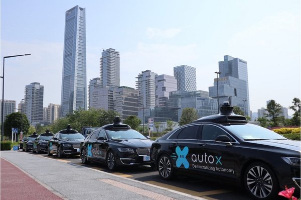 AutoX无人车体验招募项目 -- Robotaxi 车队整装待发，车顶搭载禾赛Pandar64激光雷达