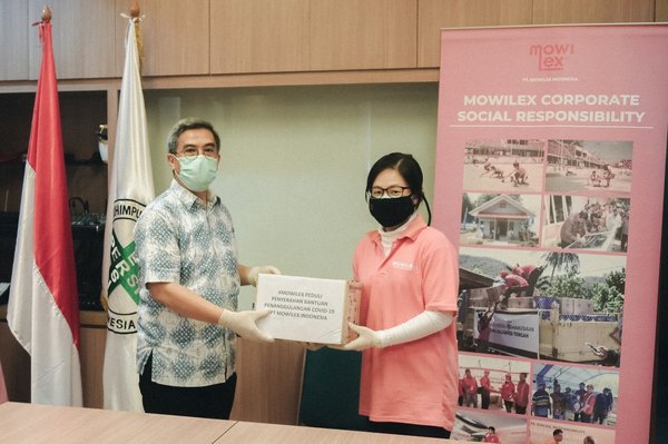 Anna Yesito Wibowo, Chief Marketing Officer of PT Mowilex Indonesia, donated medical standard Personal Protective Equipment to dr. Rachmat Mulyana M, Sp.Rad, Vice Secretary General of PERSI (Indonesian Hospital Association)