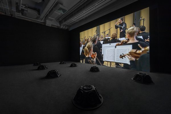 《消音状况#22：消音的柴可夫斯基第五交响曲》，2018年，高清录像、八频道声音装置及地毯，45分钟，艺术家借出。展览现场照片（2019），摄影：Winnie Yeung @ iMAGE28，图片由香港M+提供