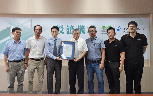 Certificate handover by CRBO Director Huan-Ju Peng (right 4) and Kevin Wu (left 3), Vice General Manager of Mobility Service, TUV Rheinland